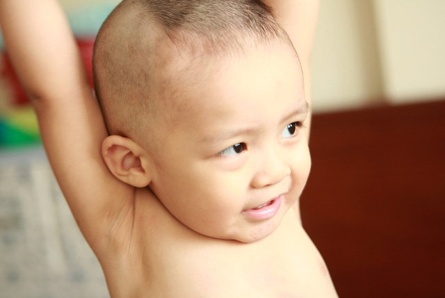 Những kiểu tóc đẹp nhất cho bé trai 1 tuổi dễ thương và xinh xắn với mái tóc ngắn - 5