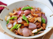 Bếp Eva - Ức gà xào hành tây kiểu này vừa ngon lại đậm đà, không hề dai khô ai ăn cũng thích