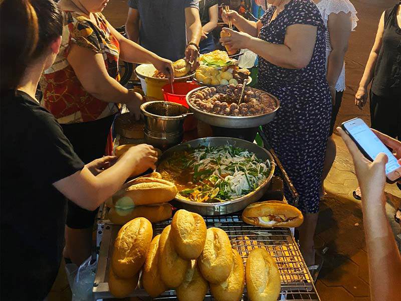 Món bánh mì 20 năm muốn ăn phải chờ hàng chục phút mà khách vẫn xếp hàng kín lối - 1