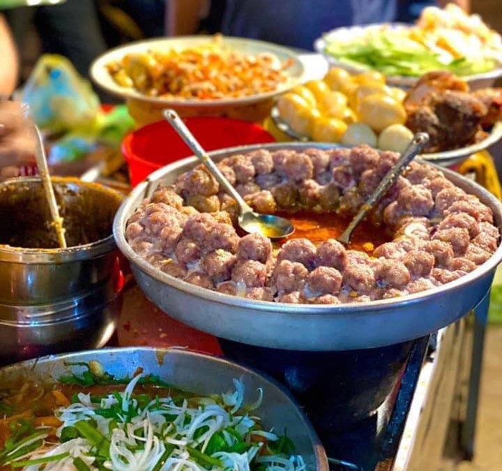 Món bánh mì 20 năm muốn ăn phải chờ hàng chục phút mà khách vẫn xếp hàng kín lối - 2