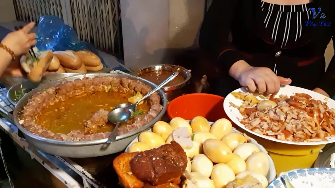 Món bánh mì 20 năm muốn ăn phải chờ hàng chục phút mà khách vẫn xếp hàng kín lối - 3