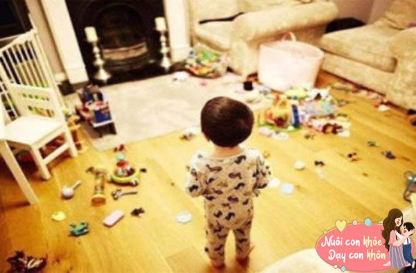 Nhiều trẻ còn thích tháo lắp đồ chơi tại phòng khách, hay bé khác thích vẽ nguệch ngoạc vào những khoảng trống.