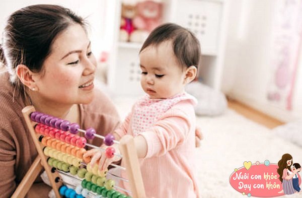 Trước khi trẻ được 2 tuổi, cha mẹ nên tập trung chủ yếu vào việc rèn luyện các giác quan thông qua các hoạt động cụ thể như đưa trẻ đi xem, nghe, sờ, ngửi, nếm, luyện ngũ quan.