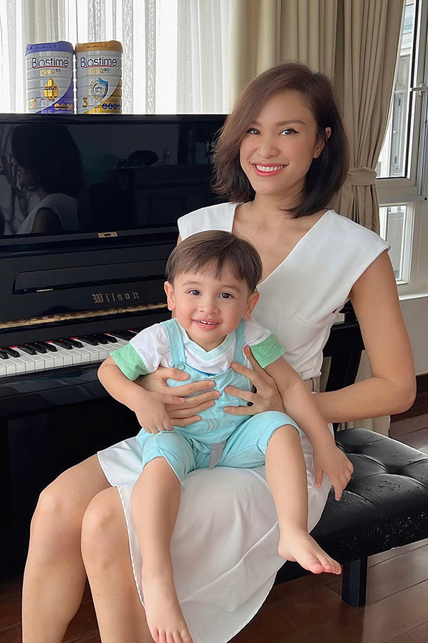 Siêu mẫu Phương Mai để Khủng long lựa chọn sữa hợp với khẩu vị của con.