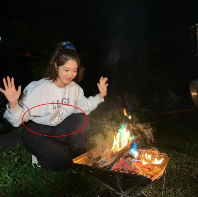 Park Shin Hye bị soi mặc đồ rộng trong bức ảnh tháng 10 vừa rồi.