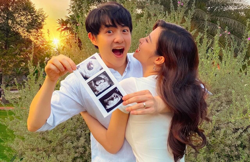 5 tháng sau đám cưới "đỉnh nhất showbiz", Đông Nhi thông báo đã mang bầu em bé đầu lòng. Cô cho biết hai vợ chồng đều không giấu được niềm hạnh phúc khi đón nhận thông tin này.
