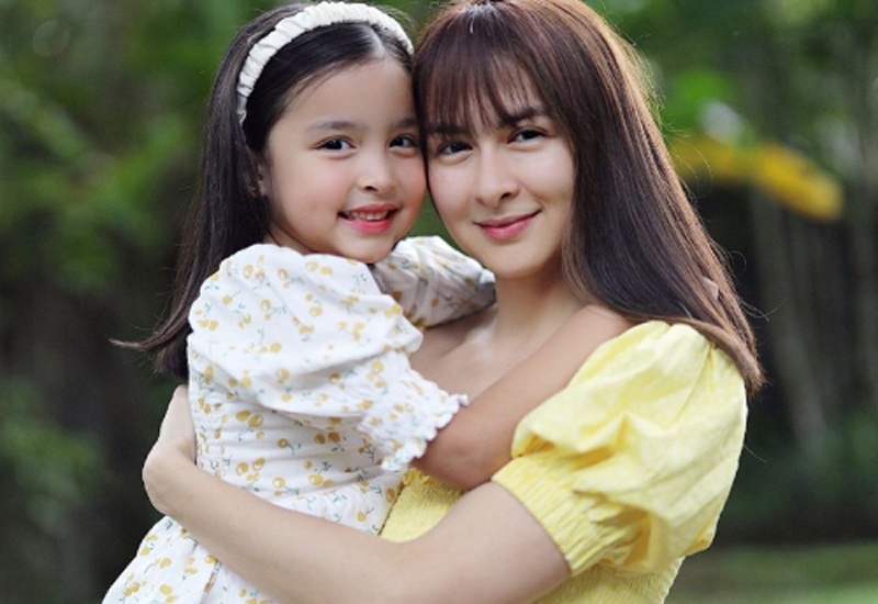 Trong 2 nhóc tỳ, Zia được chú ý hơn cả bởi cô nhóc như bản sao hoàn hảo của mẹ mỹ nhân, trở thành mẫu nhí đắt show hàng đầu tại Philippines.
