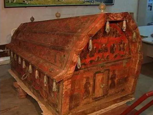 Khai quật chiếc quan tài màu đỏ như máu, chuyên gia vừa mở ra liền hét lớn: Chạy ngay đi