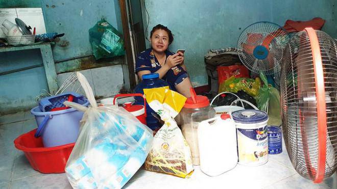 Sáng 24-11, chị Võ Thúy Phượng (31 tuổi) thuê ở tại khu trọ 816/39 Quốc Lộ 1, phường Thạnh Xuân quay lại nhà trọ để dọn dẹp. Lúc đó tôi mới đi làm về thấy lửa cháy lớn. Người ta đâu cho vào nhà trọ. Tôi phải mướn chỗ ngủ sáng nay về thì thấy nhiều đồ đạc bên trong nhà trọ như áo quần, vật dụng trong nhà bị cháy hư hỏng”- chị Phượng buồn bã. Ảnh: NT img src/upload/4-2021/images/2021-11-24/1637751386-2ac5a4e16ad04750c219e3c9daa89316.jpg width660 /