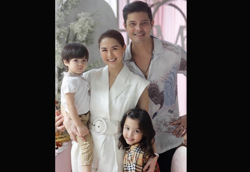 Marian Rivera là nữ diễn viên được mệnh danh đẹp nhất Philippines trong suốt nhiều năm qua, nổi danh ở nhiều quốc gia. Khán giả yêu mến cô không chỉ bởi sự nghiệp diễn xuất mà còn ở tổ ấm hạnh phúc vẹn tròn bên người chồng điển trai Dingdong và 2 con xinh.
