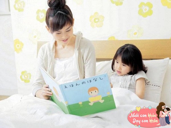 Cha mẹ cũng có thể hướng cho con thói quen đọc một cuốn sách thời điểm một giờ trước khi đi ngủ. Nếu có thời gian, trẻ có thể viết hoặc kể lại cảm xúc về những gì mình đã đọc được.