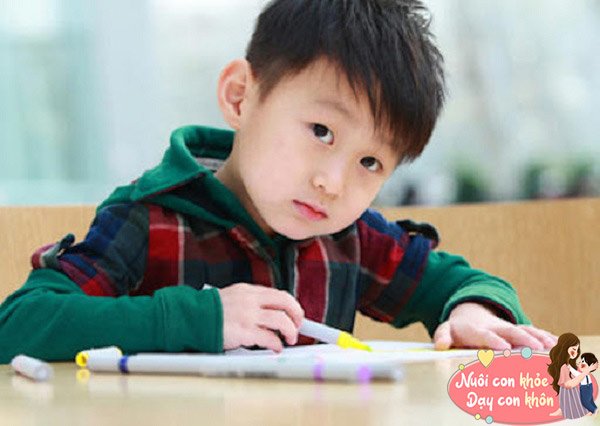 Thời gian từ 6 giờ chiều đến 8 giờ tối rất tốt để trẻ áp dụng những kiến thức đã ghi nhớ trong ngày vào làm bài tập. Lúc này, trẻ đã nhớ và sẽ vận dụng được lý thuyết, công thức đã học áp dụng vào làm bài.