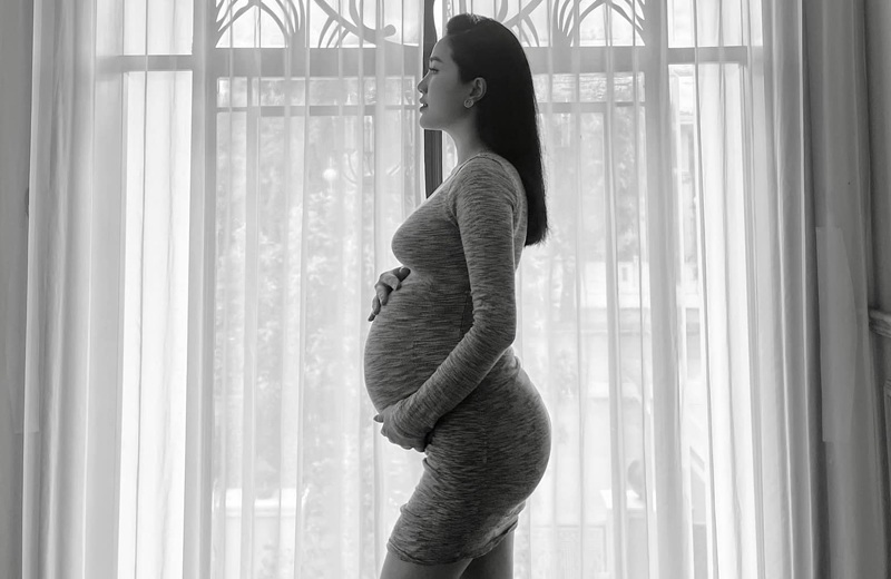 Tuy vất vả là vậy nhưng Bảo Thy không hề xuống sắc trong thời gian mang thai. Mới đây, cô đã chia sẻ bức ảnh hiếm hoi khi mang bầu, chứng minh vẫn giữ được nhan sắc rạng rỡ cùng vóc dáng gọn gàng suốt thai kỳ. 

