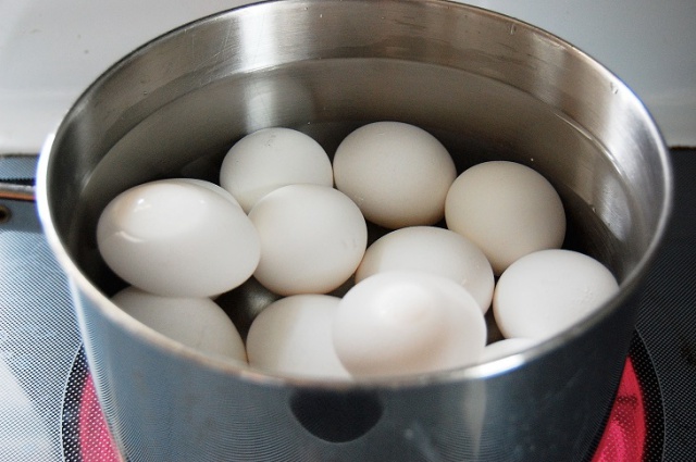 Cách luộc trứng ko bị vỡ