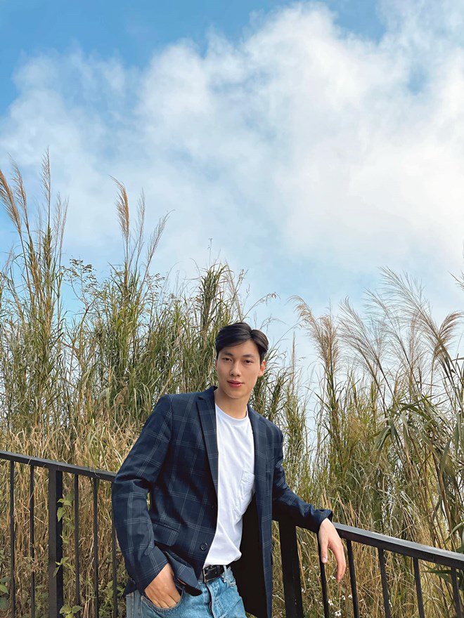 Alan hát hay, điển trai, lại tốt nghiệp Y tá ở nước Úc. Khi về nước, anh bắt đầu làm lại từ đầu với vai trò mới như ca sĩ, diễn viên, người mẫu...