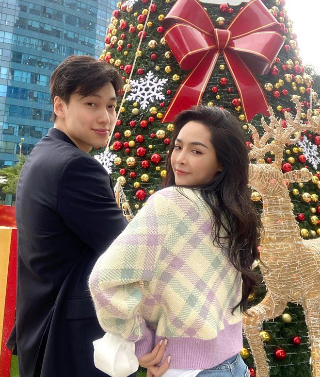 Cả hai vô cùng dễ thương, tình cảm bên nhau khi dạo chơi ở một trung tâm thương mại lớn trong mùa lễ Noel cận kề.