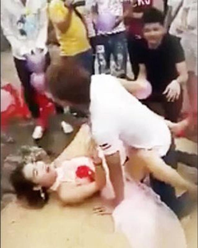 Cô dâu chú rể chơi đập bóng bằng amp;#34;phần dướiamp;#34;, quan khách không can ngăn còn kích động thêm - 1