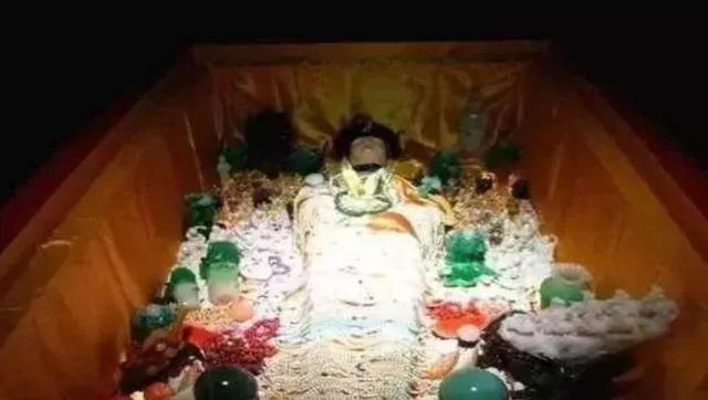 Khai quật chiếc quan tài màu đỏ như máu, chuyên gia vừa mở ra liền hét lớn: amp;#34;Chạy ngay điamp;#34; - 3