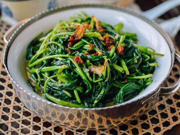 Loại rau có cái tên rất lạ, chị em nội trợ thi nhau làm món ngon, giá 50.000 đồng/kg - 2