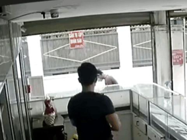 Clip Eva - Clip: Chủ cửa hàng phi thân qua tủ kính đuổi tên cướp điện thoại