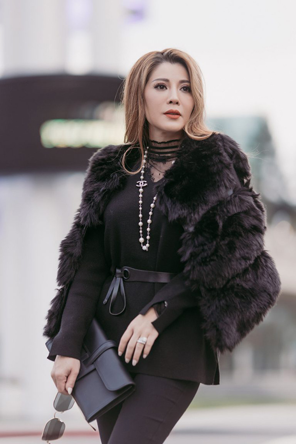 Chọn nguyên cây đen, túi xách cũng tone sur tone, doanh nhân Nhàn Trần đã làm nổi bật set đồ trung tính với bộ trang sức sang trọng. Cô ví sự điểm xuyết này cũng giống như cuộc sống của mỗi người, luôn có những điểm sáng, những giá trị giúp chúng ta trở nên thu hút.