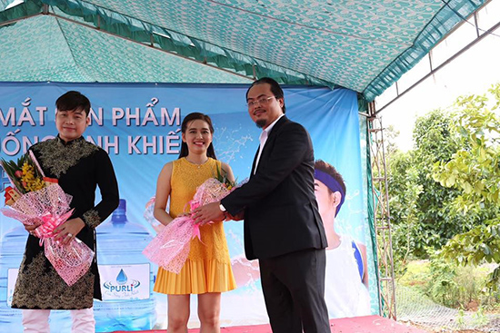 Thảo Lê trong ngày ra mắt sản phẩm nước tinh khiết Purli.