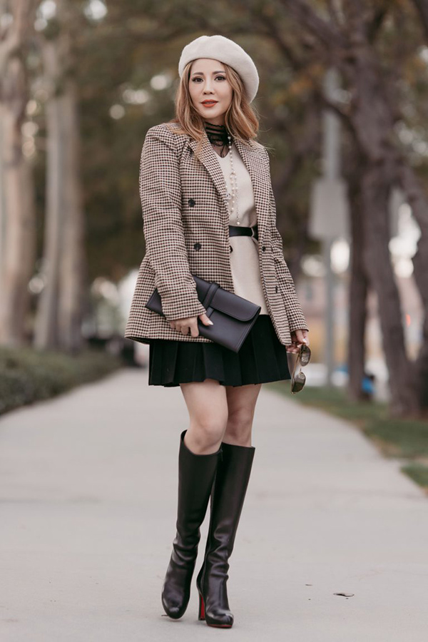 Trẻ trung, năng động như chính tính cách của mình, shoot ảnh với áo vest dạ, chân váy ngắn, boot cao cổ và mũ len đã mang không khí lễ hội Giáng sinh đến gần hơn với mọi người.