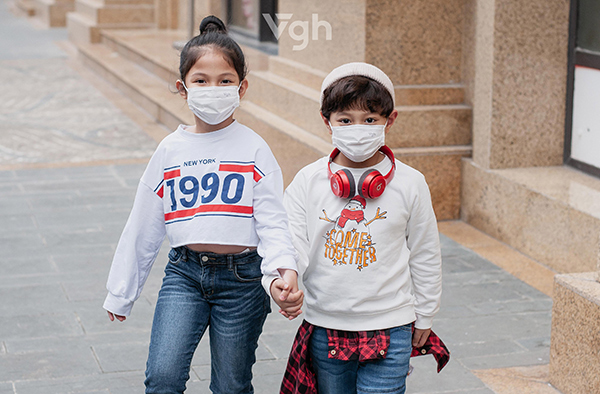 Đeo khẩu trang là biện pháp hữu hiệu trong việc giữ ấm vào mùa đông và phòng tránh sự lây lan của các mầm bệnh