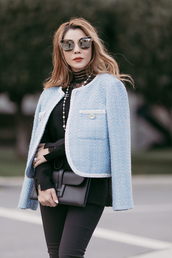 Một outfit thanh lịch ấn tượng của doanh nhân Nhàn Trần, chiếc áo dạ dáng ngắn gam màu tươi sáng đủ để nữ doanh nhân bừng sáng trong ngày đầu đông.