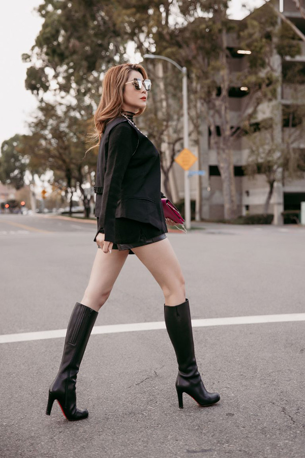 Chọn gam màu đen khá khó để nổi bật với phong cách street style, song nữ doanh nhân lại gây bất ngờ với outfit sang chảnh, cá tính và không kém phần năng động.