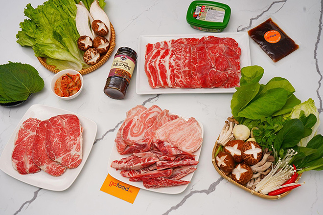 Box lẩu và combo nướng 2 được Gofood cắt thái sẵn tiện lợi, chỉ cần mở ra là thưởng thức.