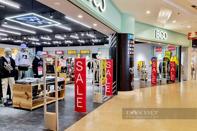 Các trung tâm thương mại cũng đã trưng quảng cáo giảm giá nhiều ngày qua. (Ảnh: Phạm Hưng)