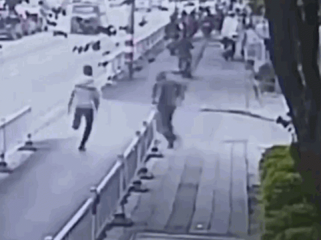 Clip Eva - Clip: Cụ ông tung "chiêu độc" tóm gọn tên cướp ngay giữa phố