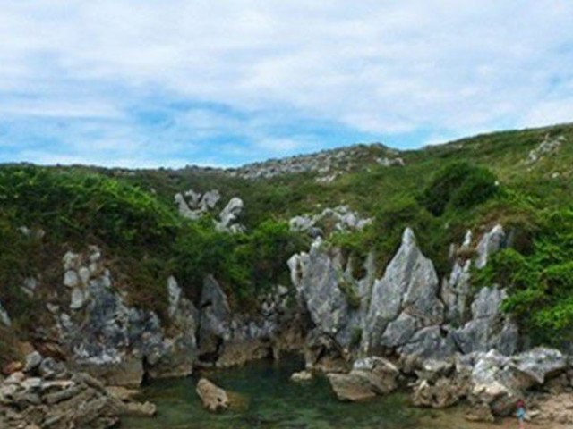 Bãi biển kỳ lạ: Chỉ dài 40m, nằm ngay giữa đồng cỏ xanh