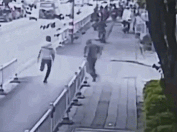  Clip: Cụ ông tung chiêu độc tóm gọn tên cướp ngay giữa phố 