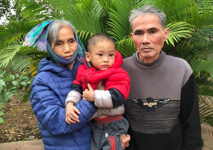 Cháu Minh sống cùng ông bà nội