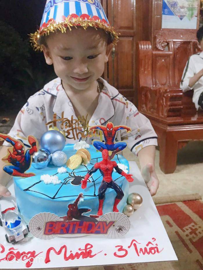 Bé Minh đón sinh nhật tuổi lên 3