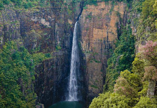 Ngọn núi có bậc thang cực dốc, thách thức mọi du khách muốn chinh phục đỉnh cao - 3