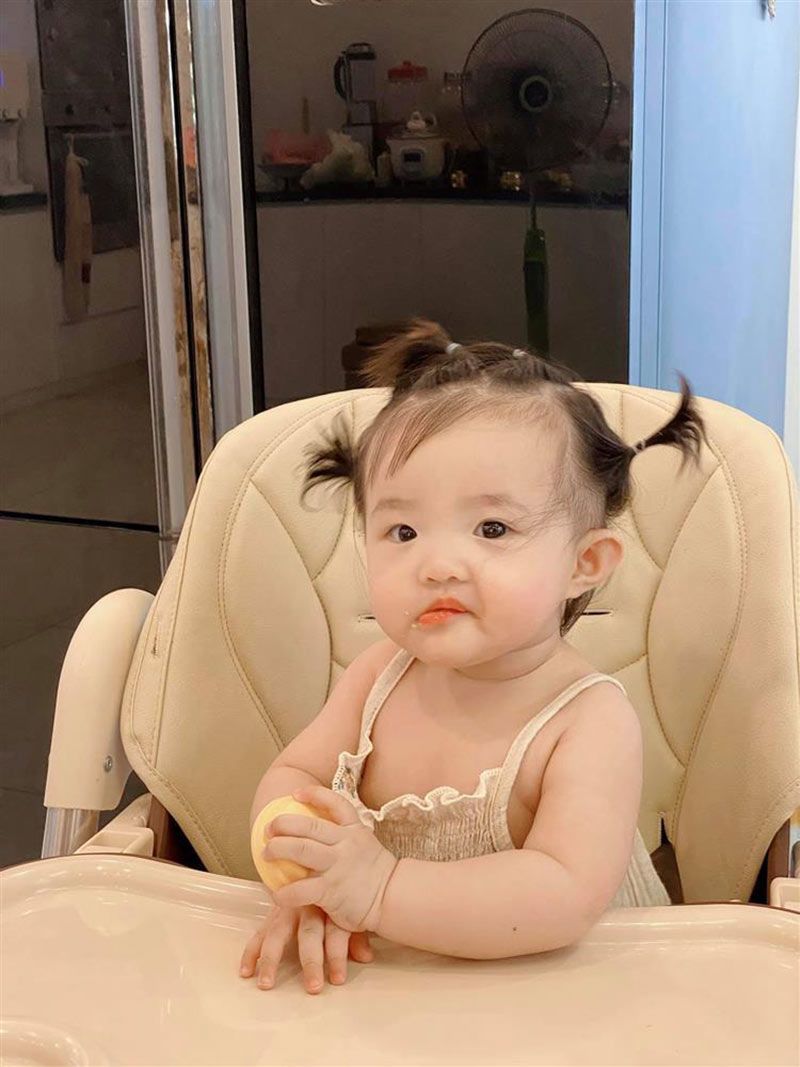 Dù mới hơn 8 tháng tuổi nhưng bé Winnie - con gái cưng của Đông Nhi, Ông Cao Thắng đã là nhân vật hot nhất nhì showbiz Việt, được các cô chú trên mạng yêu mến rần rần
