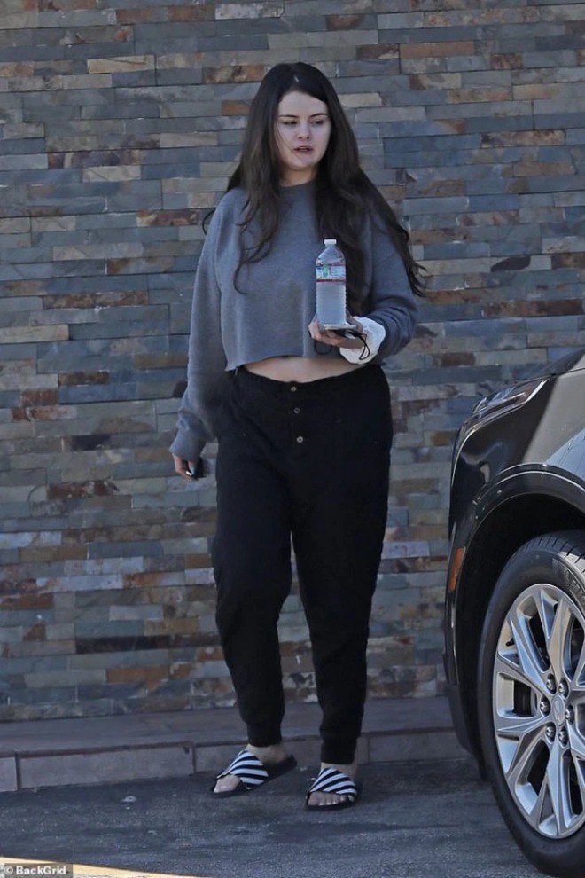 Ngoài Selena, chẳng ai dám làm điều này khi đối diện với ống kính máy ảnh của phóng viên.