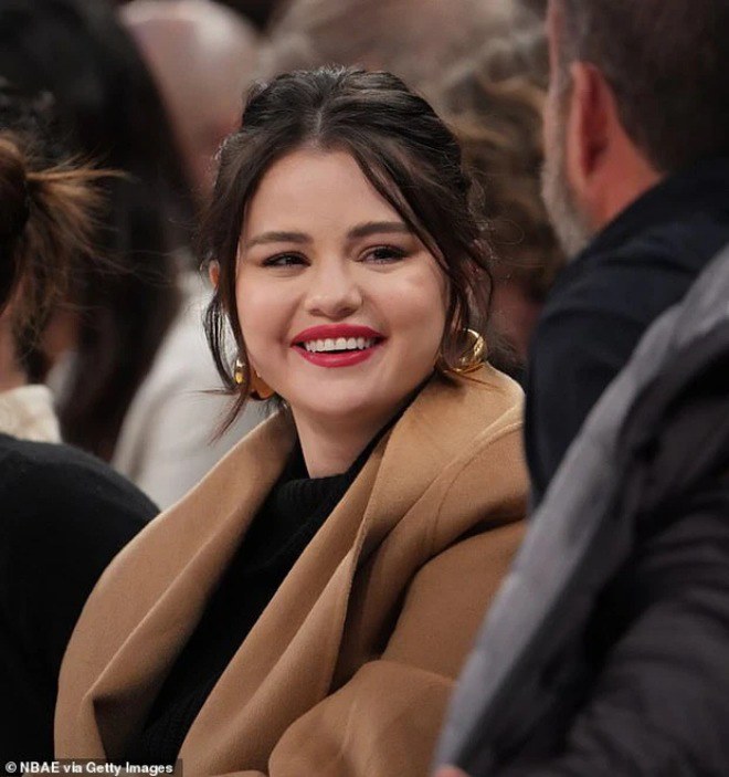 Selena tăng cân mặt tròn xoe nhưng luôn cười rạng rỡ khi xuất hiện ở bất kỳ đâu.