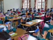 Sức khỏe - Chuyên gia cảnh báo việc học sinh đeo tấm chắn giọt bắn khi học rất hại mắt, phòng dịch kém