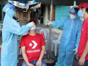 Sức khỏe - Thanh Hóa: Nhân viên y tế dùng 1 tăm bông lấy mẫu test nhanh Covid-19 cho nhiều người