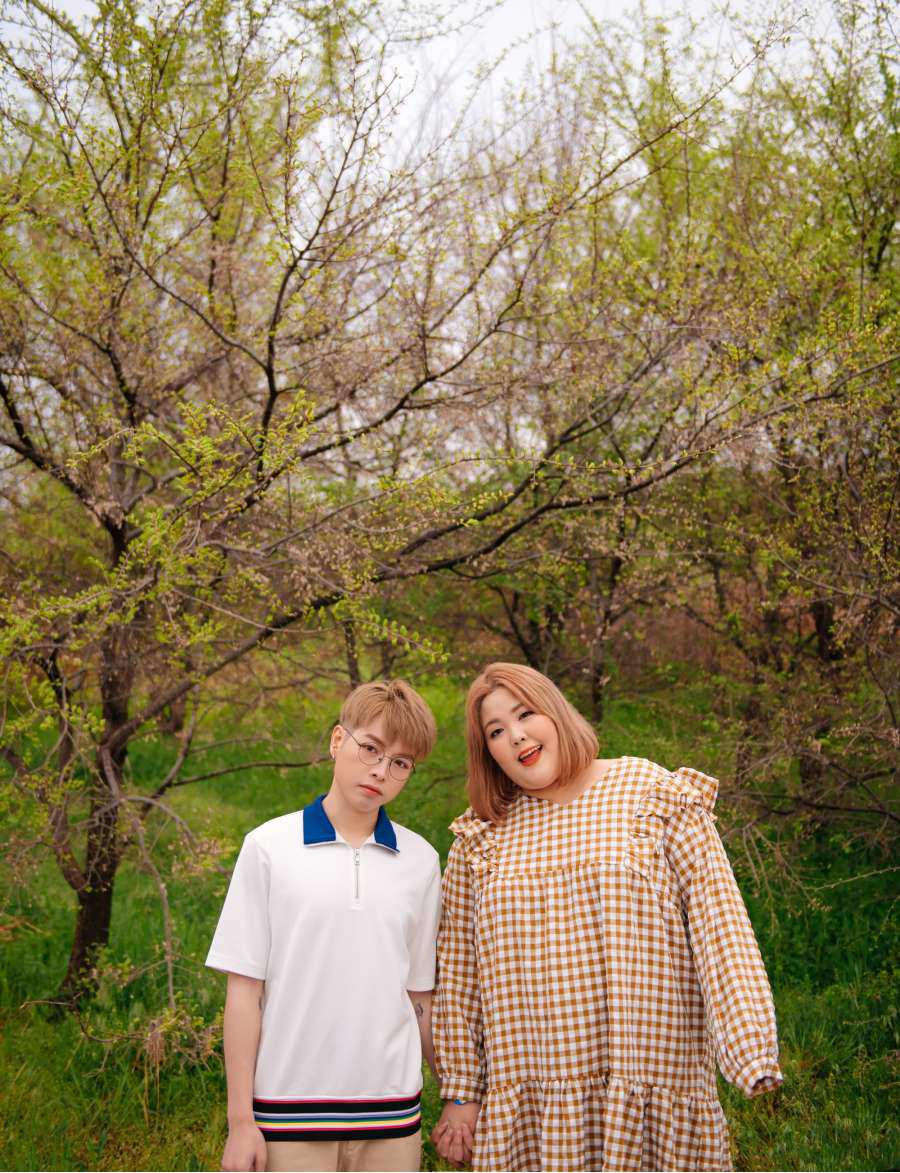 Cô từng là người tình trên MV của Đức Phúc. Đứng kế anh chàng, ngoại hình ngoại cỡ của nữ diễn viên xứ Hàn ngay lập tức chiếm sóng.