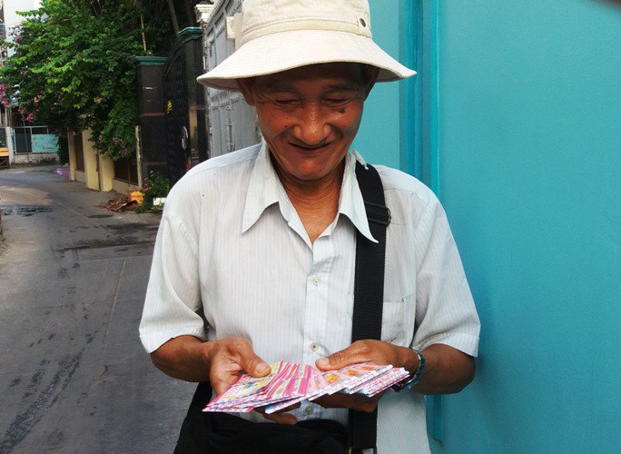 Sống sót sau thảm họa, người bán vé số dạo quanh Sài Gòn xin amp; # 34; bẻ gãy lưỡi; # 34;  không ai mua - 3