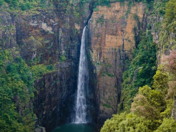 Ngọn núi có bậc thang cực dốc, thách thức mọi du khách muốn chinh phục đỉnh cao