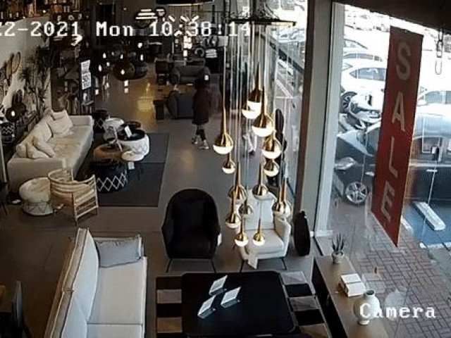 Clip Eva - Nhầm chân ga, tài xế tông thẳng ô tô vào nhà hàng