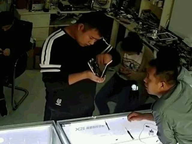 Clip Eva - Điện thoại bất ngờ phát nổ kinh hoàng trên tay thợ sửa chữa