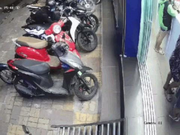  Clip: Trộm liều lĩnh bẻ khóa cuỗm SH trước cửa hiệu thuốc ở Tp.HCM 