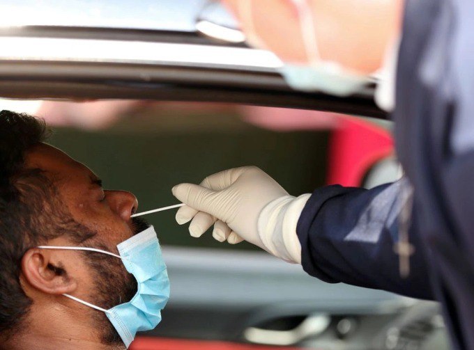 Nhân viên y tế lấy mẫu xét nghiệm COVID-19 cho người dân ở thành phố Midrand, Nam Phi, hồi tháng 1. Ảnh: Reuters